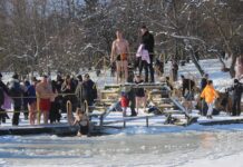 У Вінниці відзначили Водохреще у різних частинах міста. Фоторепортаж