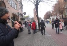 Юний музикант розважає вінничан грою на сопілці в центрі міста. Відео