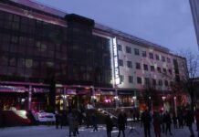 У Вінниці до дня закоханих ввечері один із ТРЦ прикрасили серцями. Фото