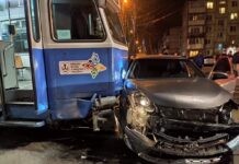 У Вінниці трамвай зіштовхнувся з автомобілем. Фото