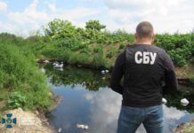 СБУ викрила ділків, які щомісяця закопували по пів мільйона тон небезпечних промислових відходів на Вінниччини. Відео