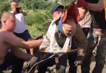 На Вінниччині чоловік підрядився чистити криницю і його засипало на 9-метровій глибині. Відео