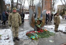У Вінниці відбулось урочисте покладання квітів до Меморіалу Слави та пам’ятного знаку «Небесній сотні та Героям АТО/ООС»