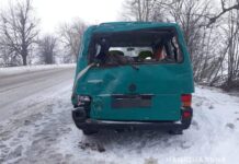 На Вінниччині перекинувся мікроавтобус постраждали двоє людей