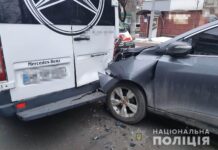 У Вінниці в центрі міста позашляховик врізався в маршрутку. Водій загинув