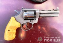 На Вінниччині чоловік з револьвером погрожував продавчині продуктової крамниці. Відео