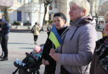 Флеш-моб на підтримку захисників України. У Вінниці в центрі міста встановили фортепіано