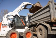 Вінницькі дорожники прибирають місто від бруду що назбирався вздовж тротуарів