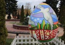В центрі Вінниці встановили велетенські писанки до Великодня. Фоторепортаж