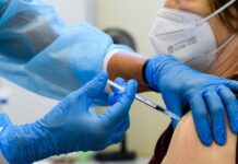 У Вінниці працюють центри вакцинації, можна щепитись Pfizer та CoronaVac