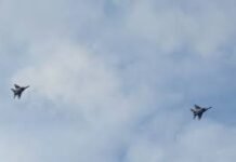У Вінниці прощаються з двома загиблими пілотами, в небі винищувачі