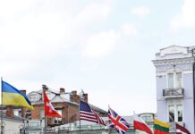 На майдані Незалежності у Вінниці підняли прапори Польщі, Литви, Латвії, Великої Британії, США та Швейцарії