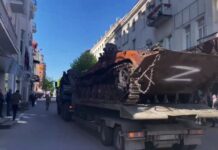 У Вінниці на Меморіал Слави біля Вежі встановлюють знищену російську техніку. Фото та відео