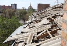 У Вінниці коштом міського бюджету відновлюють знищений від ракетного обстрілу дах багатоквартирного будинку