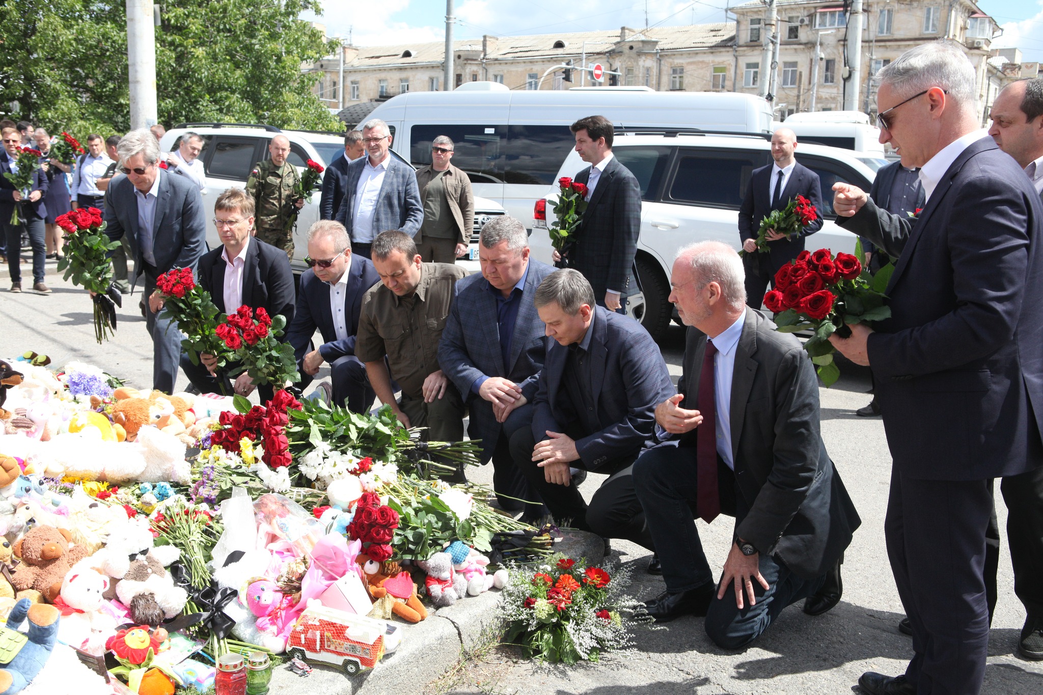 Посли 16-ти країн Європейського Союзу, Ізраїлю і Швейцарії відвідали Вінницю та вшанували жертв російського теракту