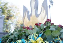 У Вінниці представники влади поклали квіти до пам’ятного знаку Небесній Сотні та загиблим за Україну Героям