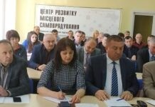 Чи повинні отримувати надбавки та премії чиновники під час війни? Опитування на вулицях Вінниці