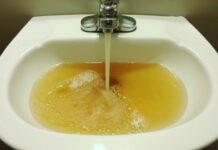 Чому у місті може текти кольорова вода з під крану розповіли у «Вінницяоблводоканалі»