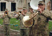 У Вінниці оркестр Будинку офіцерів зіграв композицію серед руїн мистецького закладу