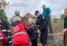 На Вінниччині надзвичайники врятували жінку, яка впала в криницю
