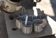 На Вінниччині колишні безхатченки роблять окопні свічки