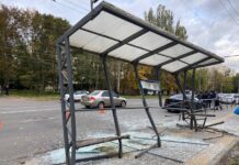 У Вінниці водій не впорався з керуванням та зіткнувся з зупинкою громадського транспорту