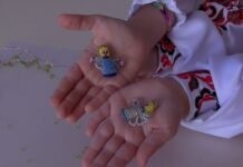 Вінницькі діти разом з поліцейськими виготовили обереги для захисників