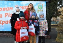 30 тисяч вінничан до новорічних свят привітали подарунками Микола Кучер та Лариса Білозір