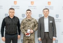 Міський голова винагородив «За заслуги перед Вінницею» льотчиків-асів, які захищають небо над містом