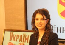 Дівчина з Вінниці встановила національний рекорд «Найбільша мапа України, вишита підліткою»