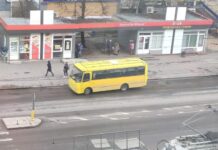 У Вінниці вітром здуло зупинку громадського транспорту