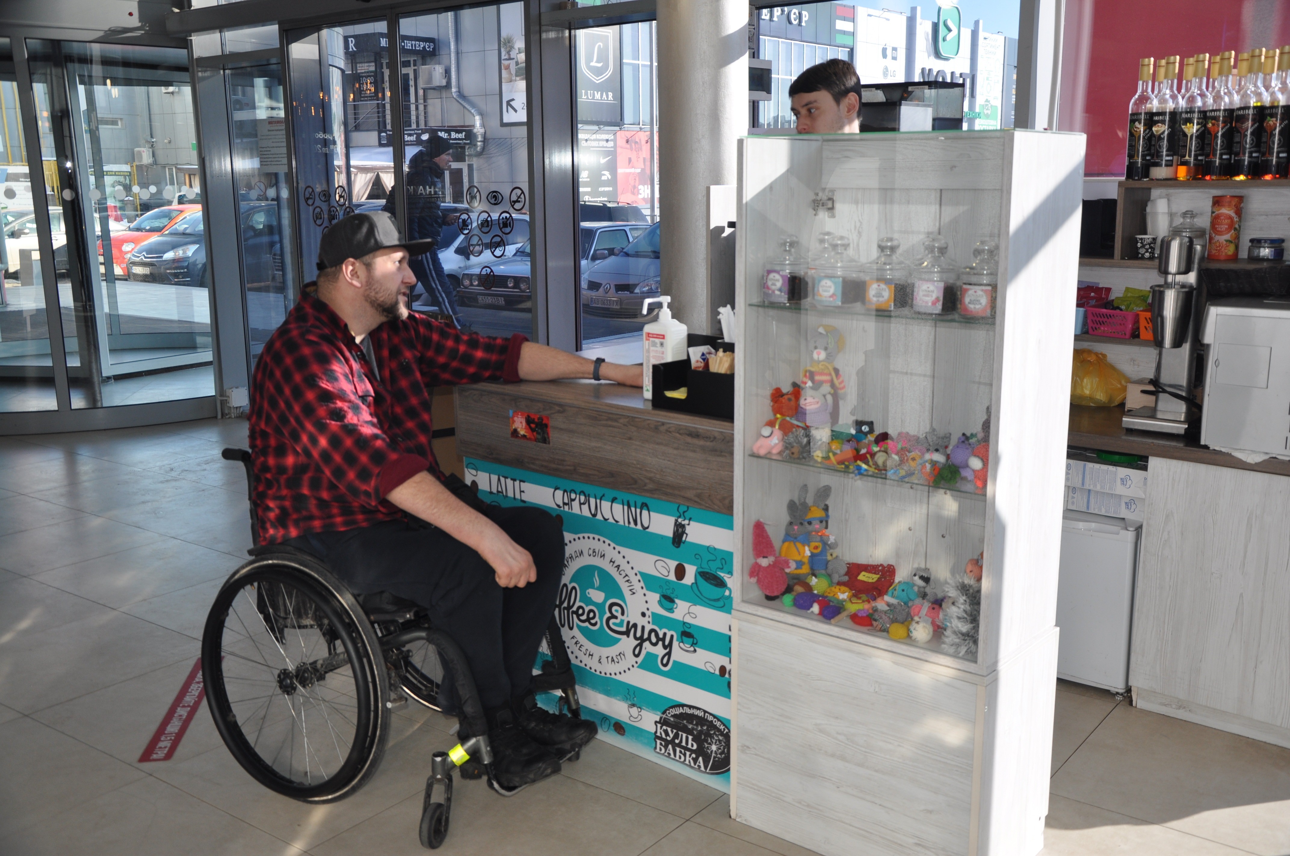 У Вінниці в інклюзивній кав’ярні «КульБабка» відкрили вітрину з hand made виробами людей з інвалідністю