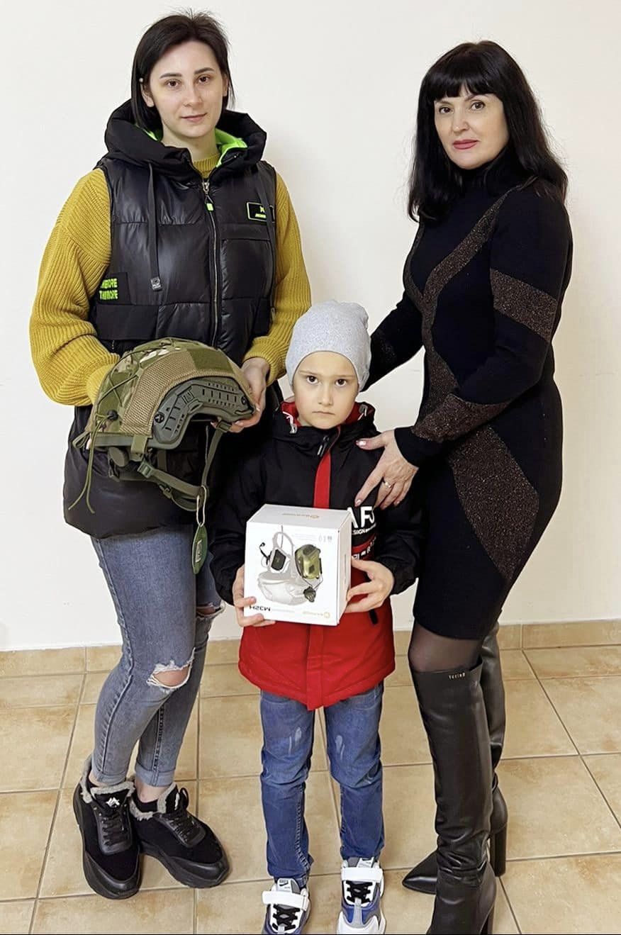 Родина Геннадія Вацака передала шолом для захисника