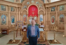 Воїни ЗСУ передали старовинне Євангеліє із знищеної окупантами церкви Військовий капелан