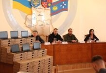 Міносвіти передало для освітян Вінниччини ноутбуки Шкарлет подарував ноутбуки