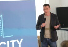 У Ладижинській громаді, яка найбільше в області постраждала від ракетних обстрілів, запустили інноваційну безпекову систему відеонагляду Мер Ладижина Олександр Коломієць презентує систему "Безпечне місто"