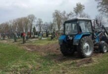 Вінницькі комунальники прибирають кладовища напередодні поминальних днів прибирають території кладовищ