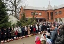 На Вінниччині сотні християн прийшли святити паски до костелу пасхальні кошики