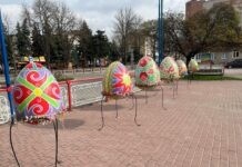 Центральну площу Могилів-Подільська на Вінниччині прикрасили велетенськими писанками. великодні писанки