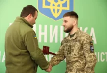 Лейтенанту з Вінниччини Анатолію Дмитерку вручили державну відзнаку Анатолію Дмитерку