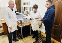 «Книга героям»: пораненим військовим передали книги Книга героям