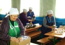 Господині з Вінницького ліцею готують для воїнів «сухі» борщі