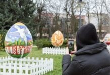 У центрі Вінниці встановили писанки-гіганти Велетенські писанки