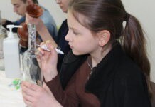 Старі чоботи, пляшки та вази переробляли в арт-об’єкти до Дня Землі у Вінниці. Відео