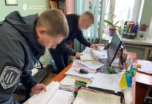 На Вінниччині ДБР викрило багатомільйонну схему продажу нелегальних цигарок, яку «кришували» податківці (ВІДЕО) ДБР обшук у вінницьких податківців