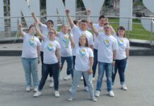 У середмісті Вінниці сонячні діти станцювали танок «Україна понад усе» сонячні діти