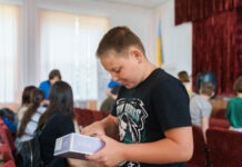 У Вінниці Міжнародної організації з міграції ООН подарувала школярам – переселенці з соціально вразливих категорій отримали планшети 10 сучасних гаджетів