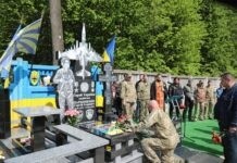 У Вінниці льотчику Сергію Пархоменку на роковини загибелі відкрили стелу Стела Герою України