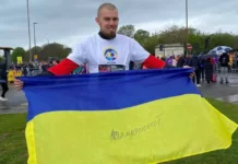 Вінничанин Роман Кашпур розігрує прапор з автографом Залужного і дві футболки — Зінченка і Мудрика Роман Кашпур