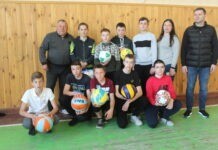 Корделівський опорний ліцей отримав спортивне приладдя для школярів. Відео Очільник благодійного фонду “Український альянс” Микола Філонов подякував за підтримку проєкту партнерам з БФ “МХП-Громаді” та поставив у приклад Корделівський ліцей, керівництво якого дізналось про новий проект зі ЗМІ, оперативно зв’язались з фондами, подали заявку і отримали інвентар.